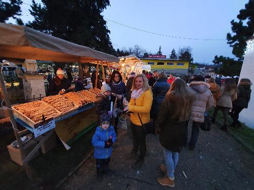 Rozsv�cen� v�no�n�ho stromu a Adventn� trhy